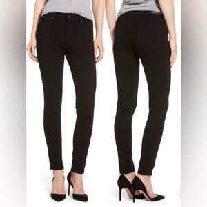 AG Jeans
The Farrah Skinny Ankle. Size 26. Super Black.